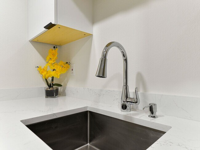 Foto del edificio - Available Now! Like-New Top Floor Beautifu...