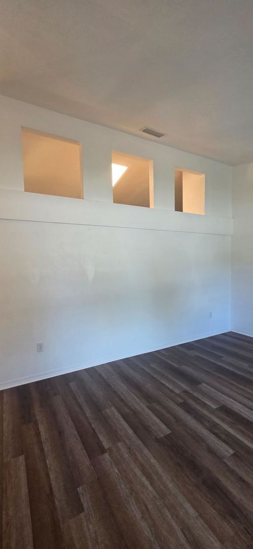 Building Photo - Welcome to this beautiful 4-bedroom, 2-bathroom in Eagle Point