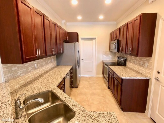 Building Photo - 3 br, 2.5 bath Townhome - Hillcrest Parkview