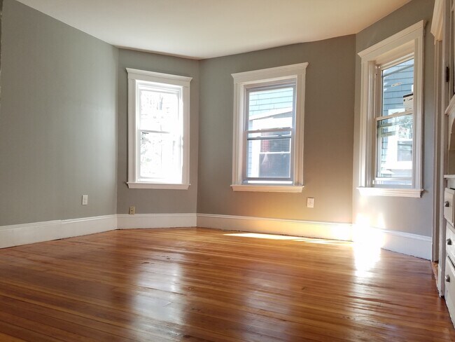 Building Photo - 98 Topliff St