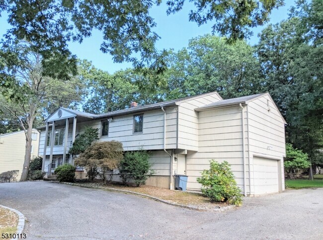 Foto del edificio - 15 Thurston Dr