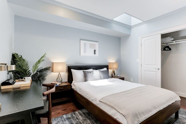 Building Photo - ROOM ONLY in 5-bed/3.5-bath Home