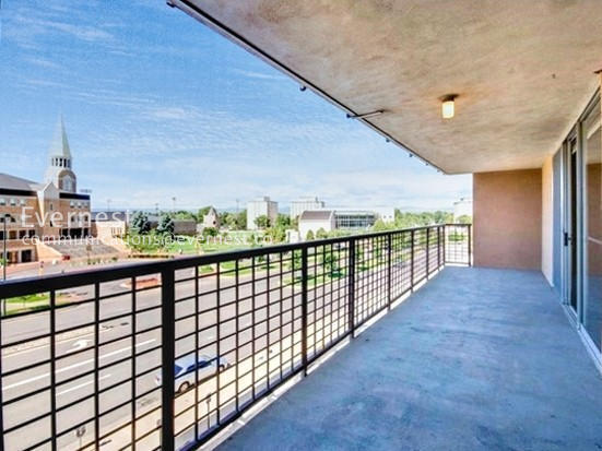 Foto del edificio - 2225 Buchtel Blvd S