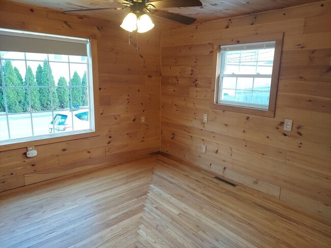 Building Photo - 8 Phillips St