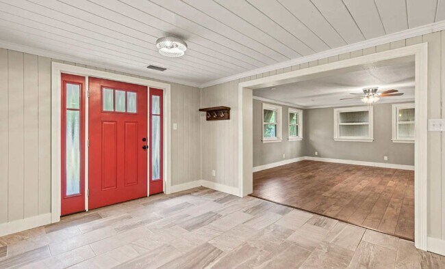 Foto del edificio - Beautifully Updated 3 Bedroom Ranch-Style ...