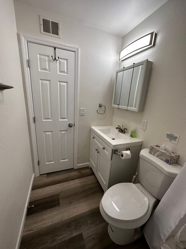 Building Photo - Beautiful Newly Remodeled Furnished Home: ...