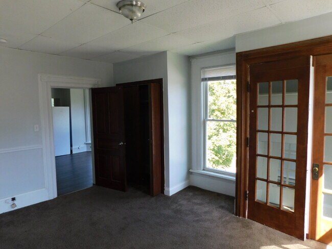 Building Photo - Upper Unit Apartment Move In Ready