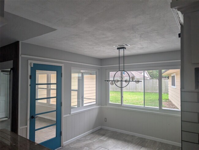 Foto del edificio - 4034 Shady Springs Dr