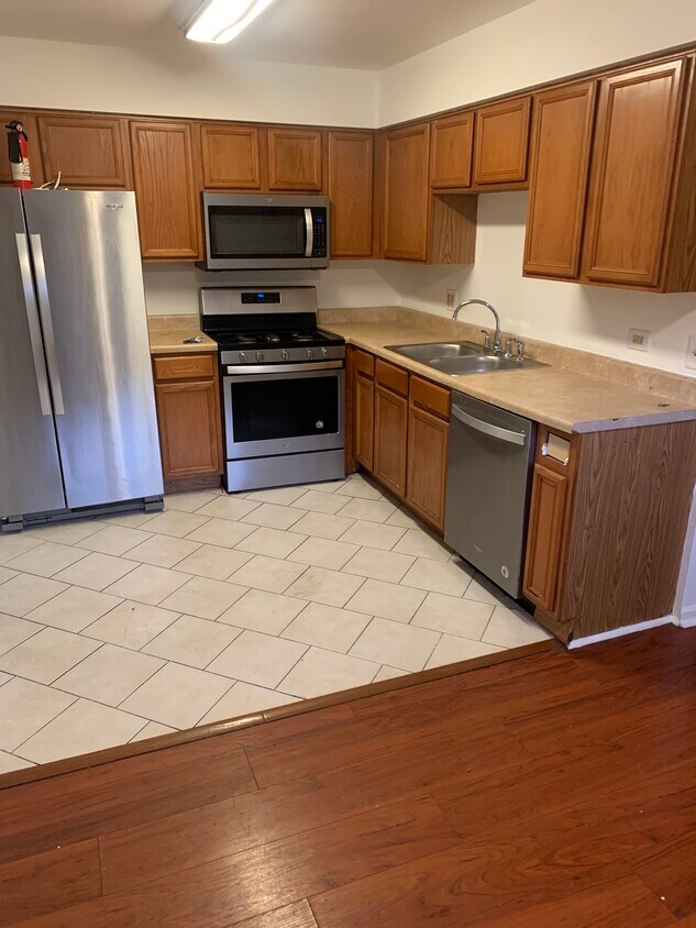 Foto principal - 1016 E 150th Pl