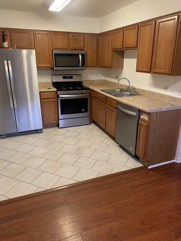 1016 E 150th Pl Unit 2W, Dolton, IL 60419 Apartments in Dolton, IL