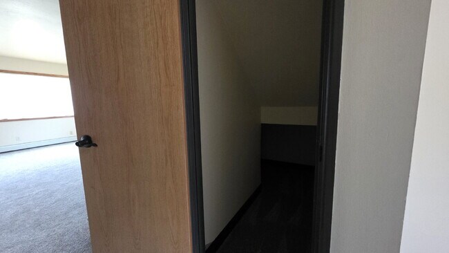 Building Photo - Spacious 2-Bedroom Townhouse w/ Water Incl...