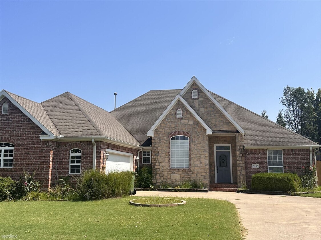 Foto principal - 4 br, 3.5 bath House - 5205 South 43rd Street