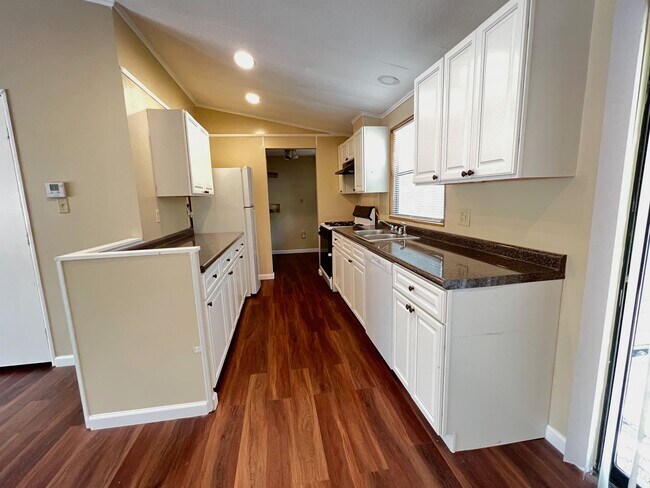 Foto del edificio - Spacious 3 bedrooms / 2 bath