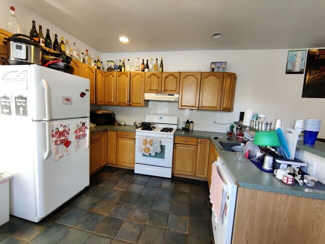 Foto del edificio - Packard's Corner Area of Allston. Large Fu...