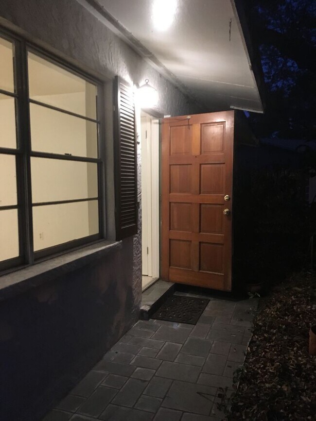 Foto del edificio - 5045 Brookmeade Dr