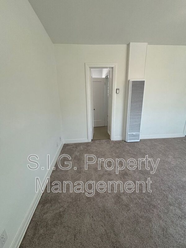 Building Photo - 2815 1/2 Rowena Ave