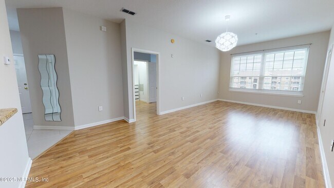 Foto del edificio - 7990 Baymeadows Cir E