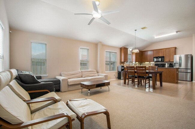 Building Photo - Gorgeous 3BR/2.5 Bath Single Family Home i...