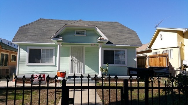 Building Photo - 943 N Oxford Ave