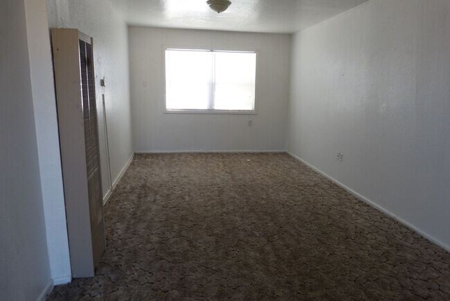 Building Photo - 3 bedroom one bath home