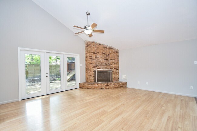 Foto del edificio - 15803 Lakedale Dr