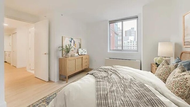 Building Photo - 448 W 37th St