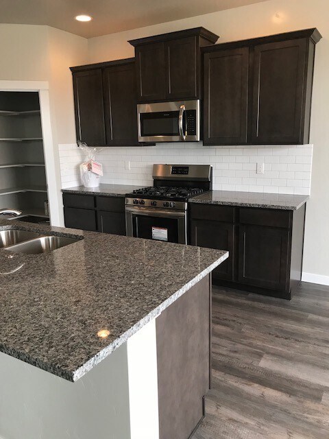 Foto del edificio - 4-Bedroom, 2.5-Bath Home with a 3-Car Garage and a Fully Fenced Backyard with No Rear Neighbors.