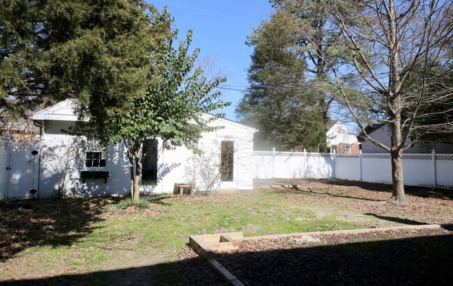 Garaje independiente ideal para almacenamiento adicional o taller. - 2308 Buckingham Ave