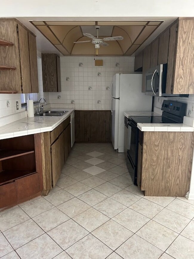 Building Photo - 3 bedroom, 2 bath home