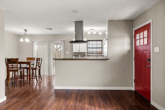 Building Photo - Beautiful home located in the heart of dow...