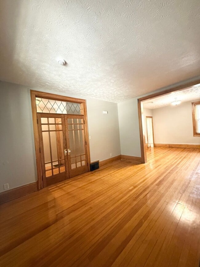 Building Photo - 558 S 26th Ave