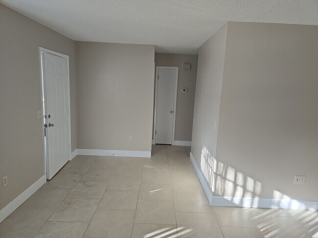 Foto del edificio - Beautuful 2 bedroom, 2 bath, 2 car garage rental home in Weeki Wachee!