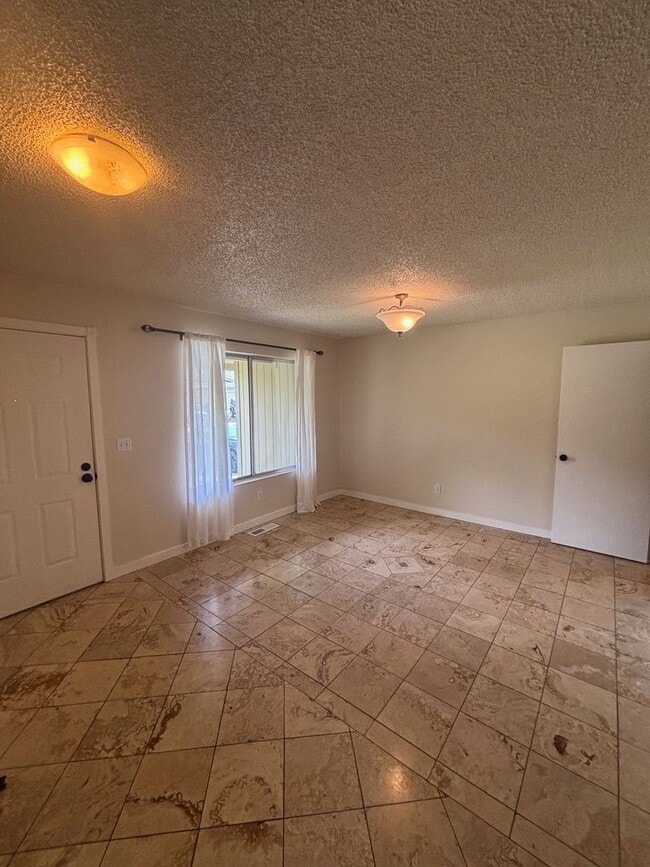 Foto del edificio - 3 bedroom 2 bathroom Single Family Home with A/C in Santa Rosa's Larkfield Area
