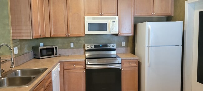 Building Photo - 2065 Oakhurst Way