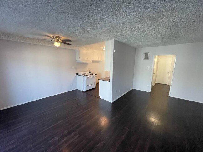 Foto del edificio - 1.0 bedroom in Canoga Park California 91304