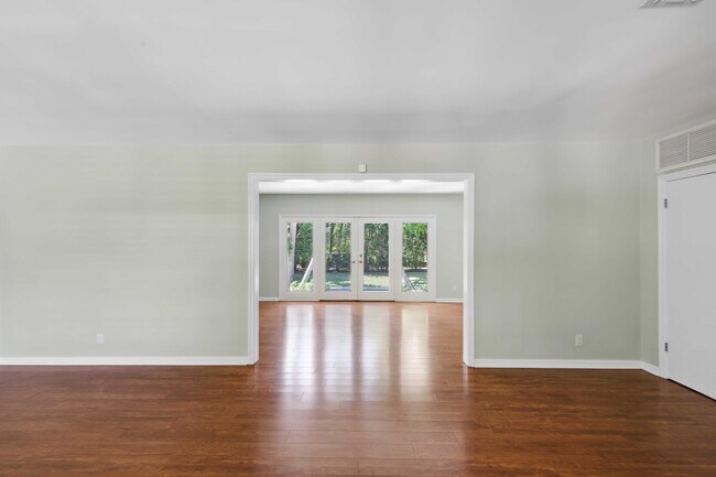 Foto del edificio - 246 Merrain Rd