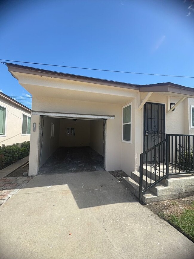 Building Photo - Oxnard - Single story, fully updated, two ...