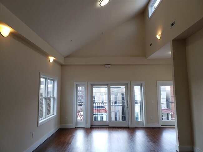 Building Photo - 308 18th St