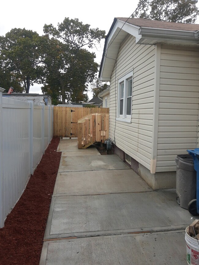 Building Photo - 746 Hilltop Ave