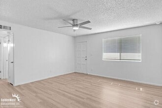 Building Photo - 2209 W Belmont Ave