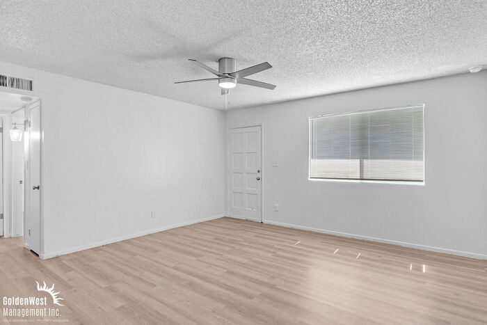 Foto principal - Cozy 2Bdm 1Ba Townhome in Great Location