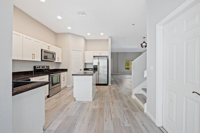 Building Photo - Beautiful 3 bed 2 bathroom home in a peaceful neighborhood
