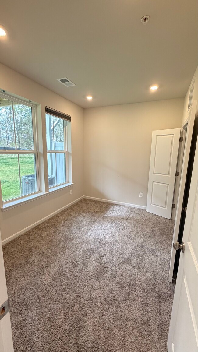 Dormitorio en planta baja (privado) - 9626 Killenney Pl