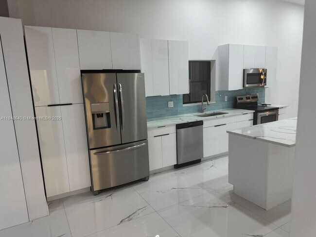 Building Photo - 2671 Parkview Dr S