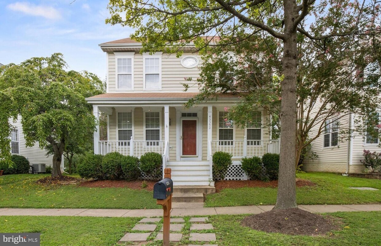 Primary Photo - 43392 Edgewater St