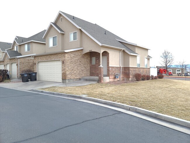 Building Photo - 1018 N Plaza Dr