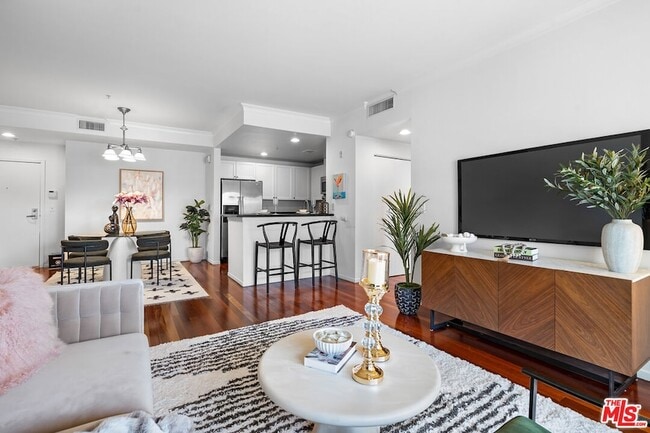 Building Photo - 906 Serrano Ave