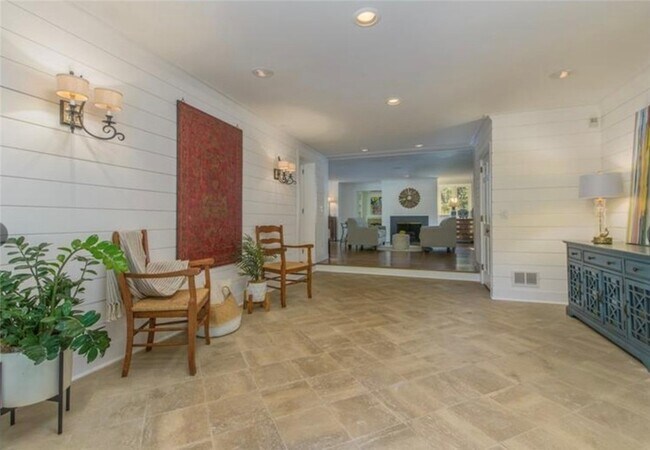Foto del edificio - 211 Creek Dr