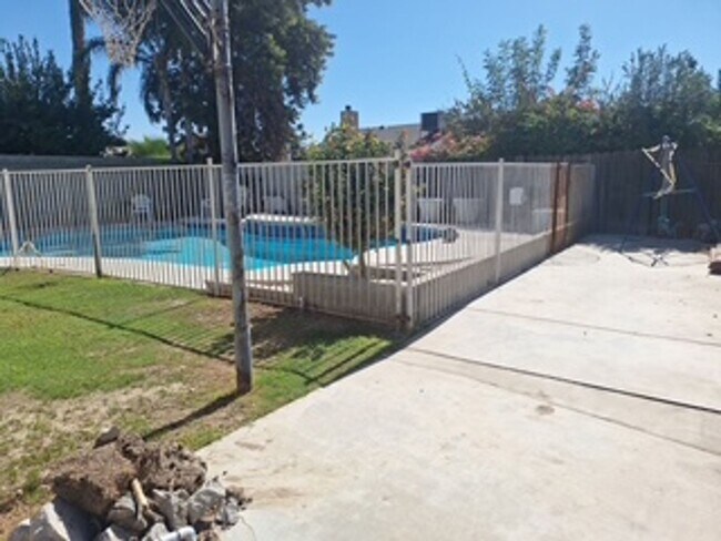 Foto del edificio - Southwest Bakersfield Home with Pool