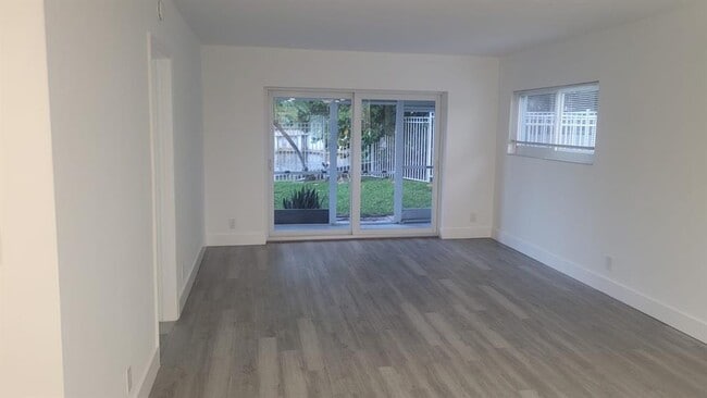 Building Photo - 1100 Pine Dr